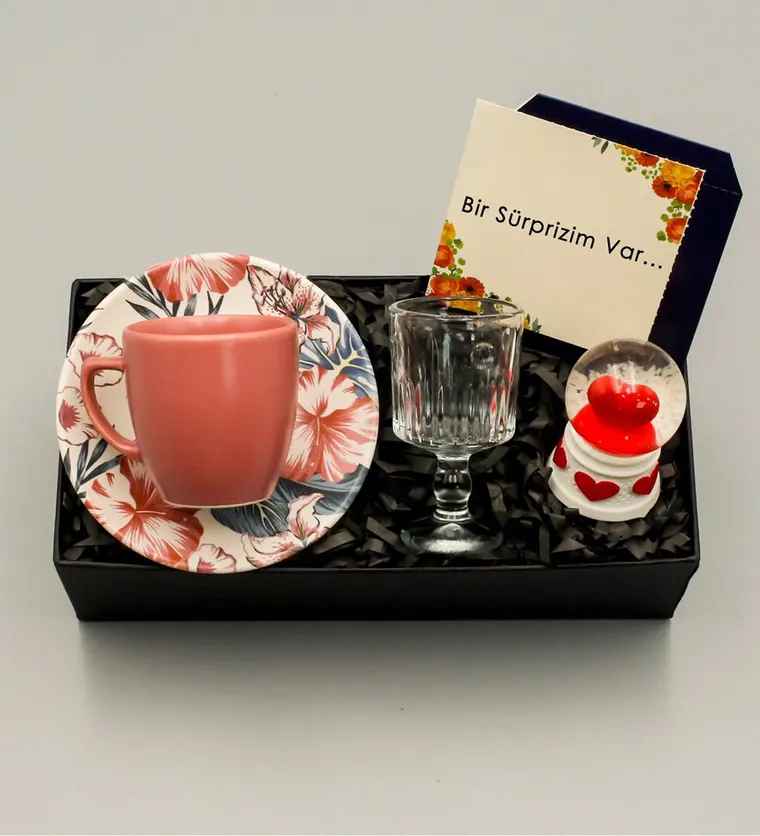 Pembe Renginde Fincan & Kahve Yanı Cam Su Bardağı & Kalp Kar Küresi Hediye Seti - Artvin çiçek siparişi