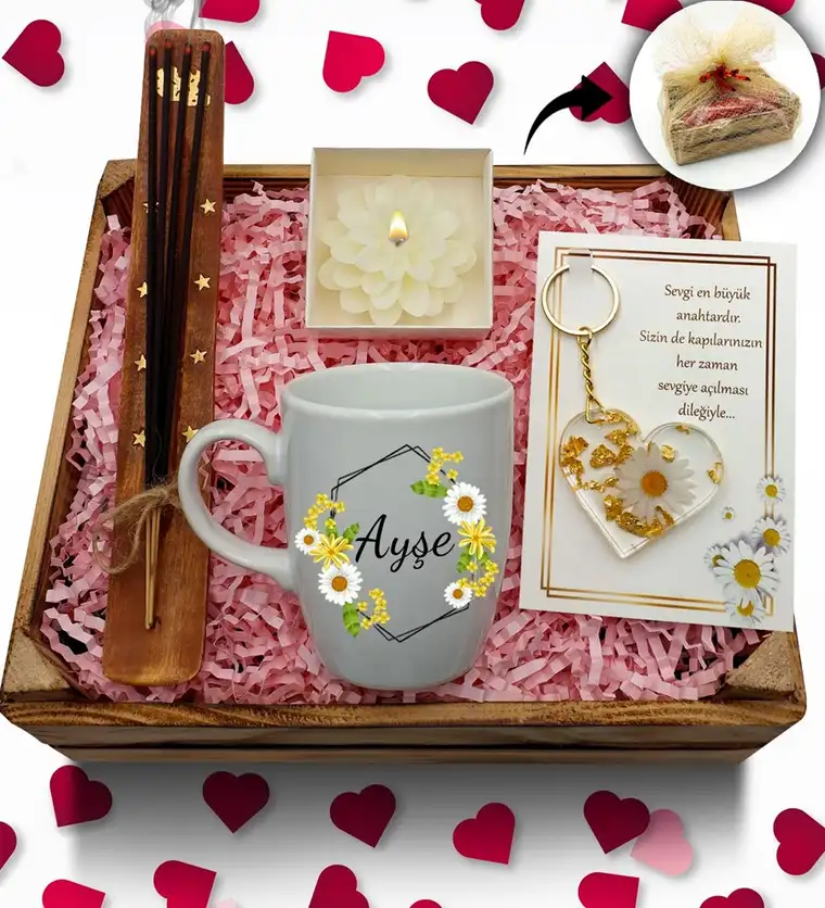 Kasa İçerisinde Sevgililer Günü Temalı Kişiye Özel Beyaz Kupa & Çubuk Tütsü & Çiçek Mum & Papatya Anahtarlık Hediye Seti - Karabük çiçek siparişi