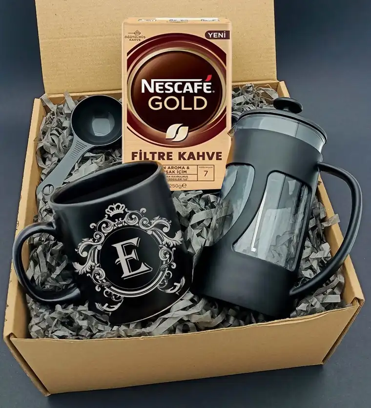 Kişiye Özel Taçlı Gümüş Baş Harf Baskılı Siyah Kupa & French Press & Nescafe Gold Filtre Kahve Hediye Seti - Şanlıurfa çiçek siparişi