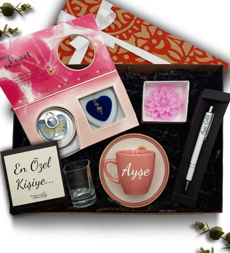 Pembe Fincan & İstiridye İnci Kolye & Mum & Kahve Yanı Cam Su Bardağı & Kalem Hediye Seti - Ağrı çiçek siparişi