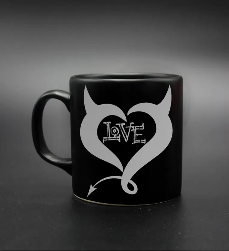Sevgililer Gününe Özel Gold & Gümüş Kalpli Love Baskılı Siyah Kupa (Model 1) - Çankırı çiçek siparişi