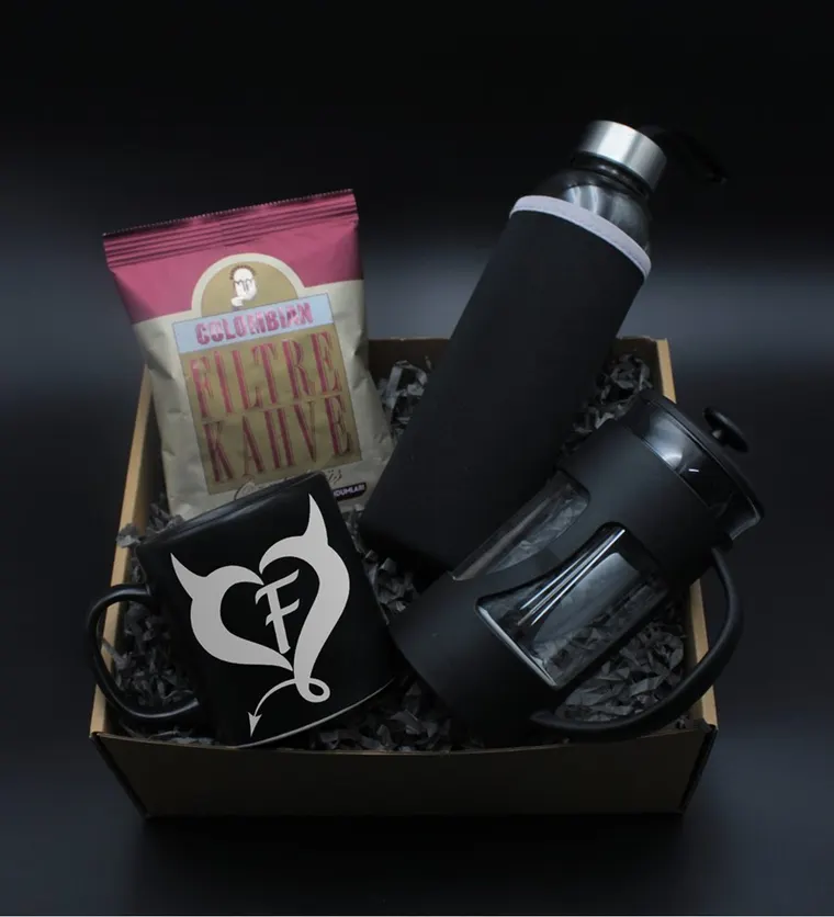 Sevgililer Gününe Özel H2O Kılıflı Cam Suluk& Kişiye Özel Kalp Tasarımlı Gümüş Baş Harf Baskılı Siyah Kupa &Siyah French Press & Colombian Filtre Kahve Hediye Seti - Bitlis çiçek siparişi