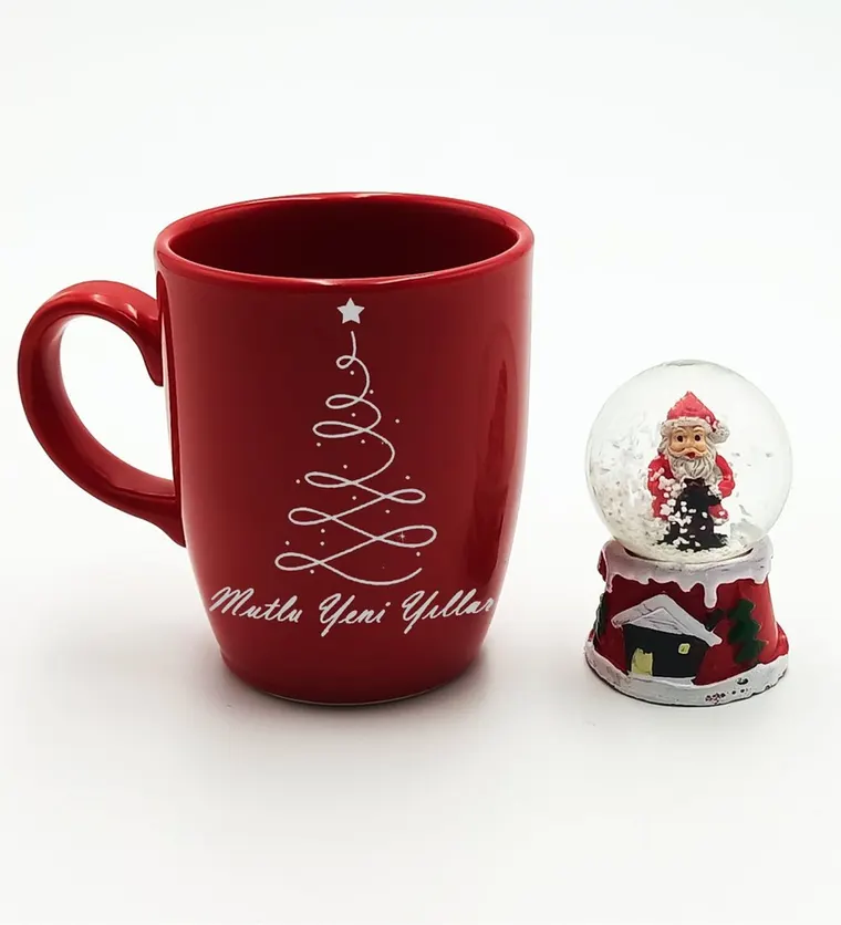 Yılbaşına Özel Mutlu Yeni Yılla Temalı Kırmızı Kupa & Noel Baba Kar Küresi Hediye Seti (Gümüş) - Karaman çiçek siparişi