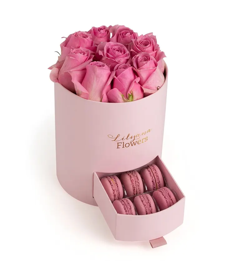 Yuvarlak Küçük Pembe Kutuda Macaronlu Pembe Gül